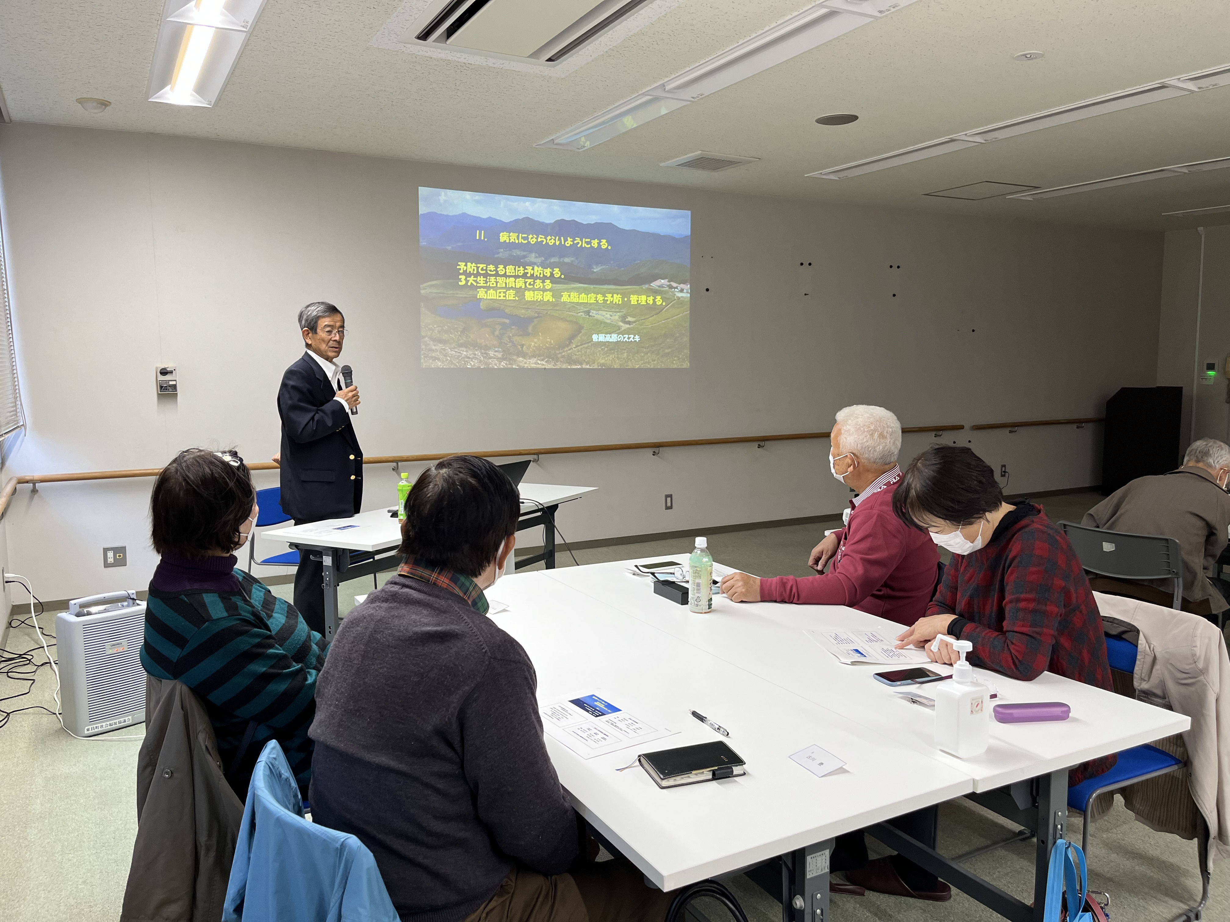 真剣に話を聞く様子