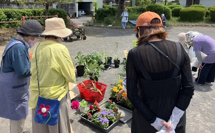 花苗販売の様子