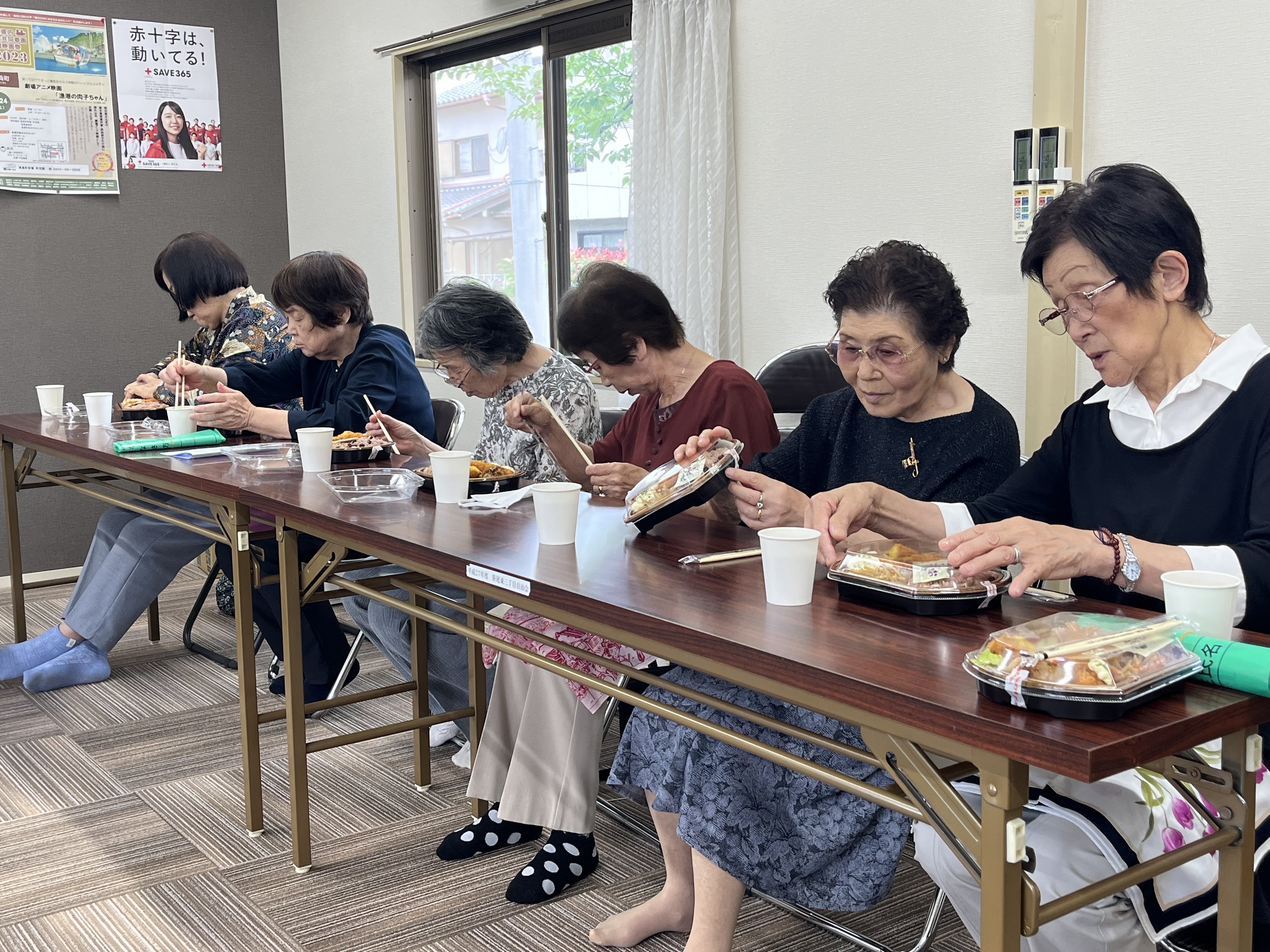 おしゃべりしながら昼食