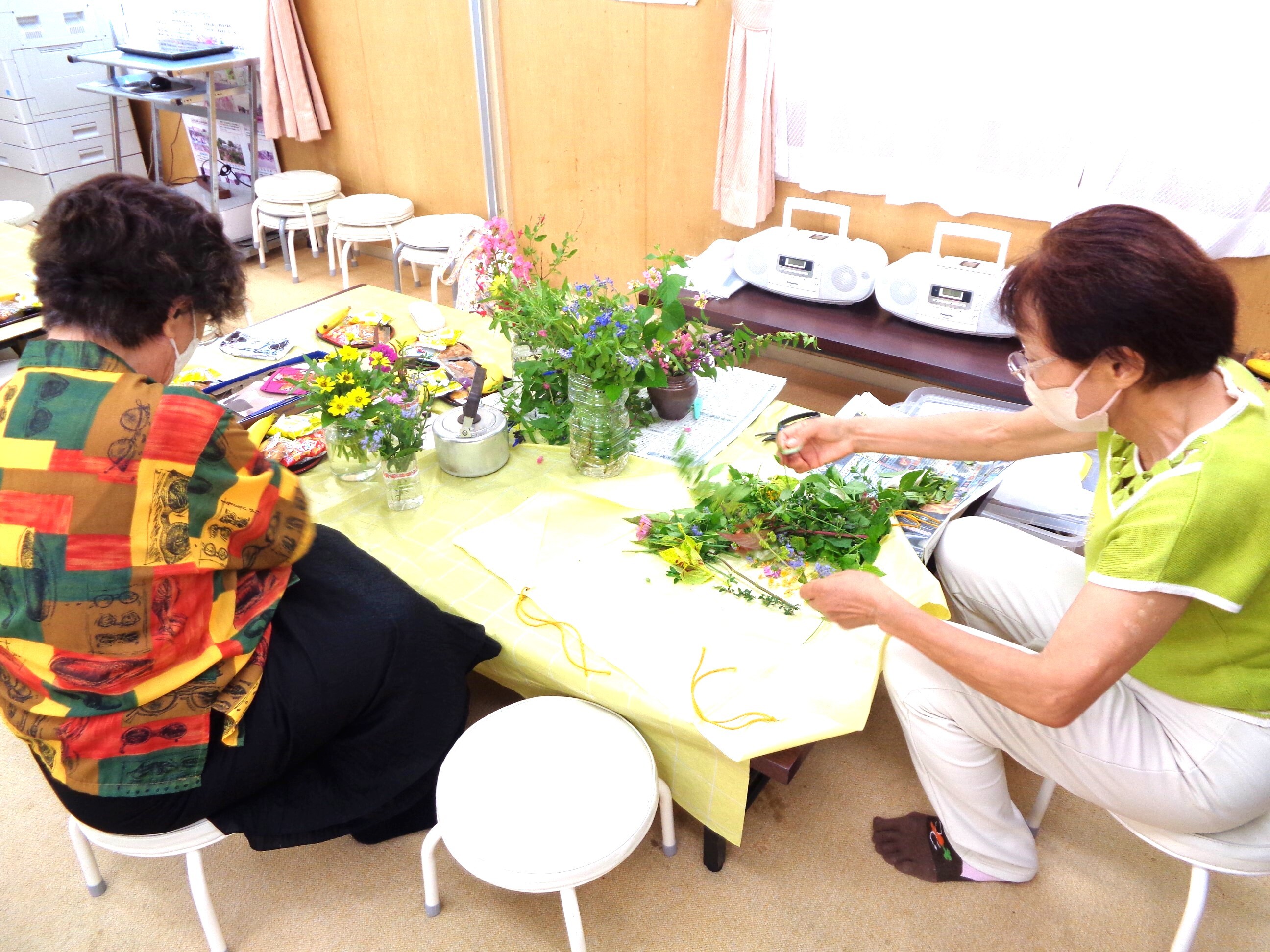 テーブルにお庭のお花を飾ります