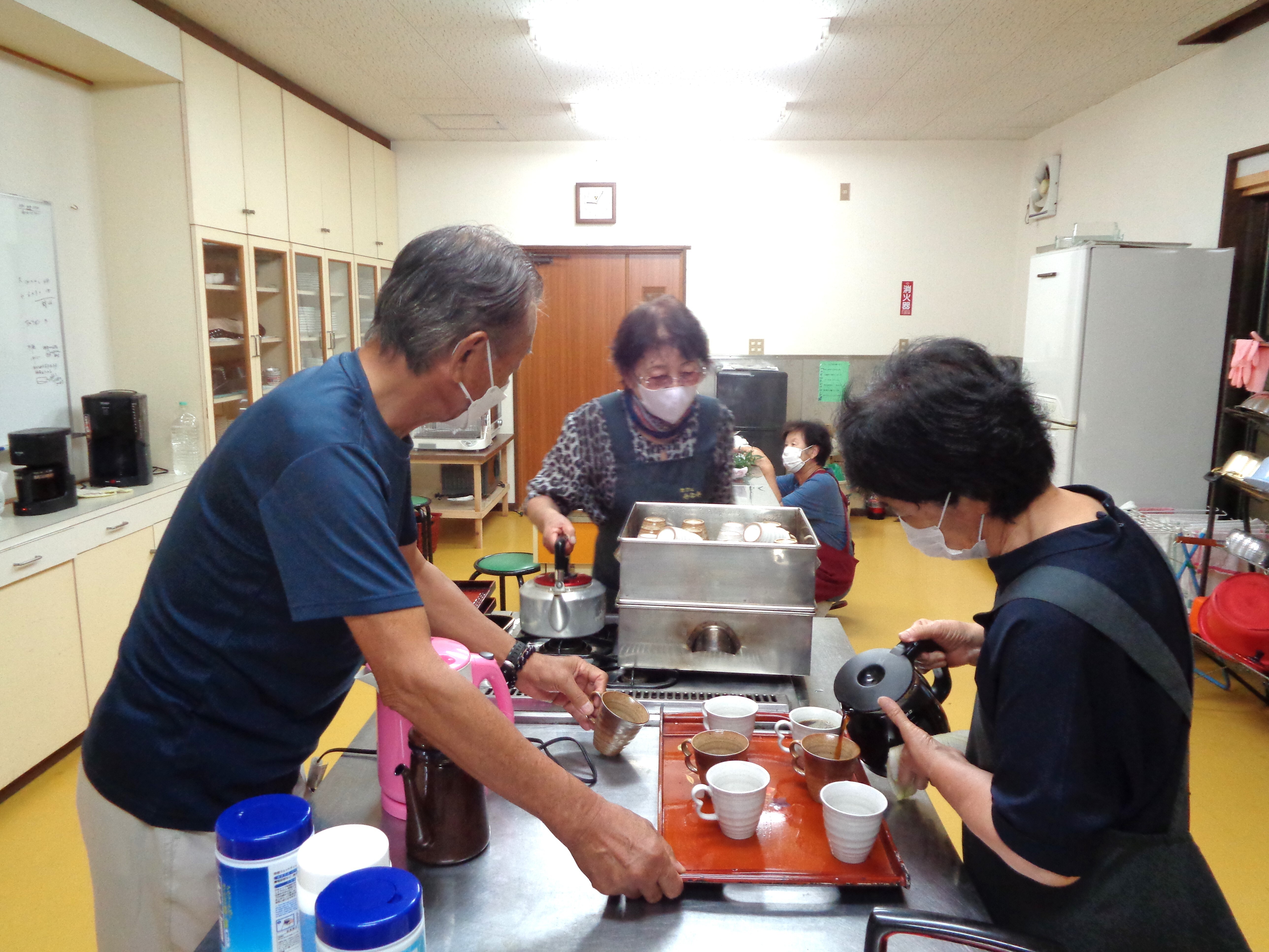 温めたカップにコーヒーを入れます