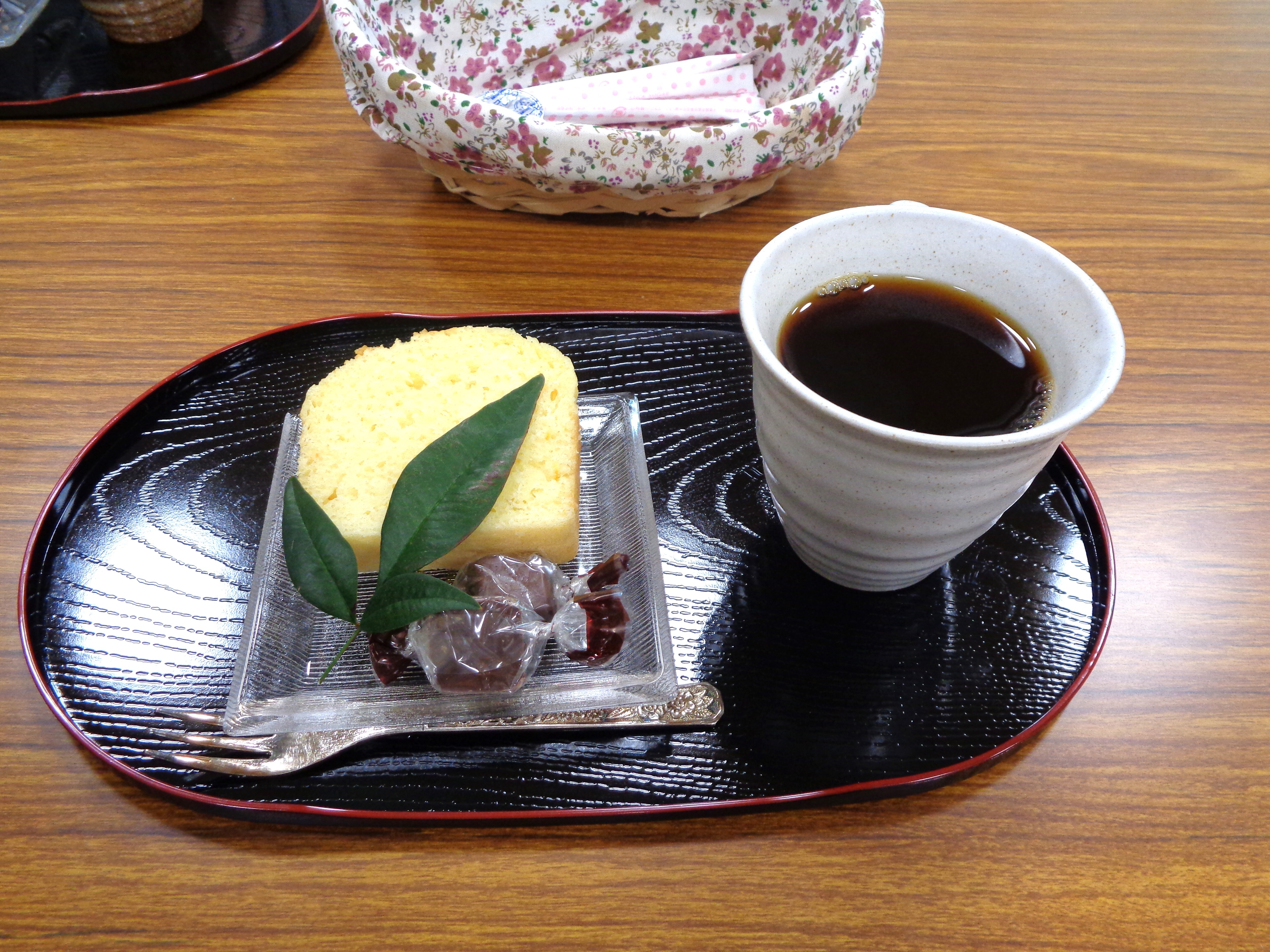 本日のお品書きは、パウンドケーキとチョコレート、コーヒーです