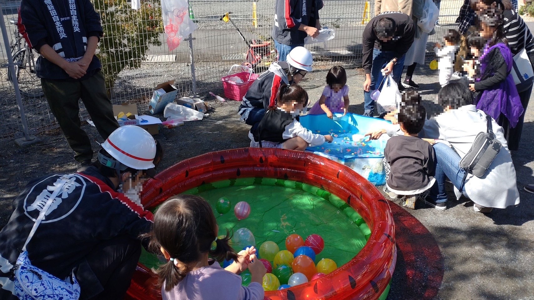 スーパーボールすくいと水ヨーヨーの様子