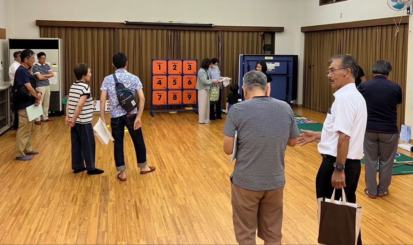 皆さんで備品を確認している様子